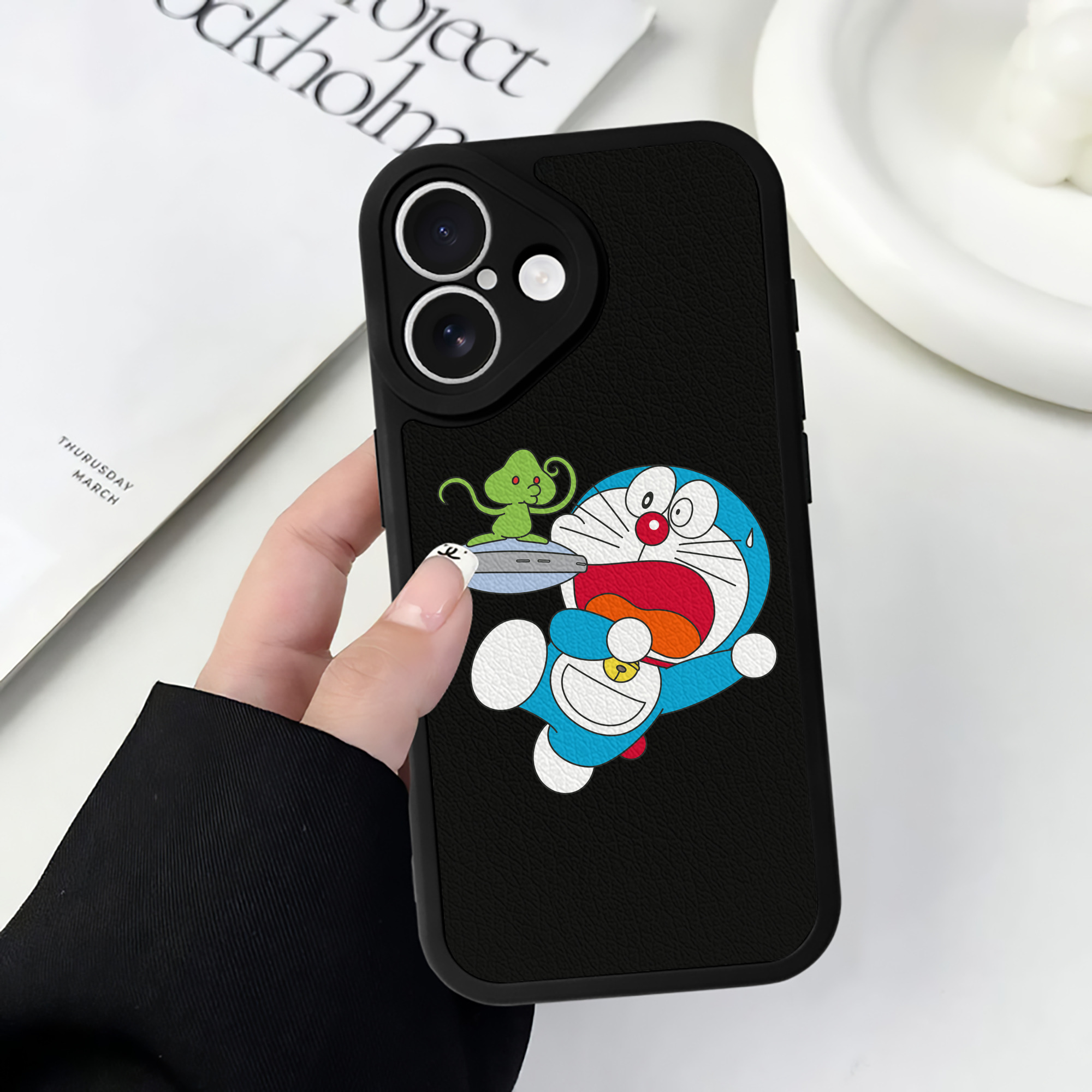 （画像用） ドラえもん Doraemon 【iPhone 16シリーズ対応】シリコンスマホケース（レザー調） 材質：シリコン